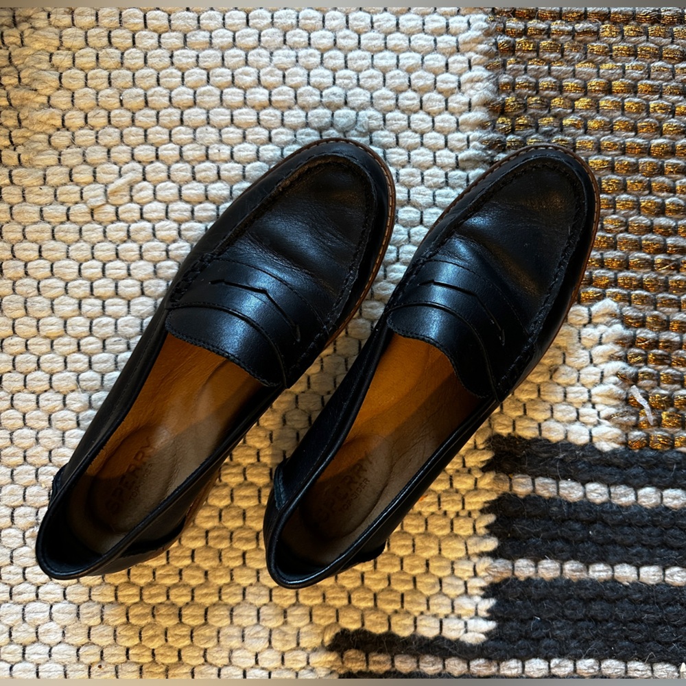 Sperry Seaport Penny Loafer - black leather - size 7 - barely worn - 1” heel